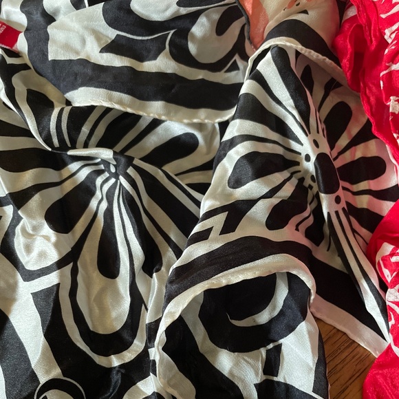 LOT of 5 scarves 4 are 100% Silk ,1 is Poly & 1 NWT Anne Klein, Vera, Echo, etc - Picture 6 of 8